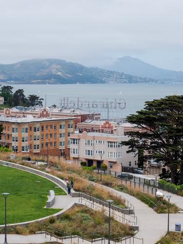 Вид на дома и залив в Сан-Франциско Вид на дома и залив в Сан-Франциско